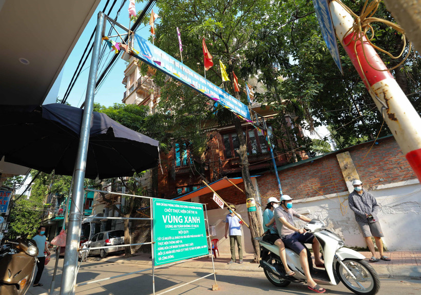 Kiểm soát chặt người ra, vào tại khu dân cư số 9, tổ 12, phường Mai Động, quận Hoàng Mai. (Ảnh: Thanh Tùng/TTXVN)