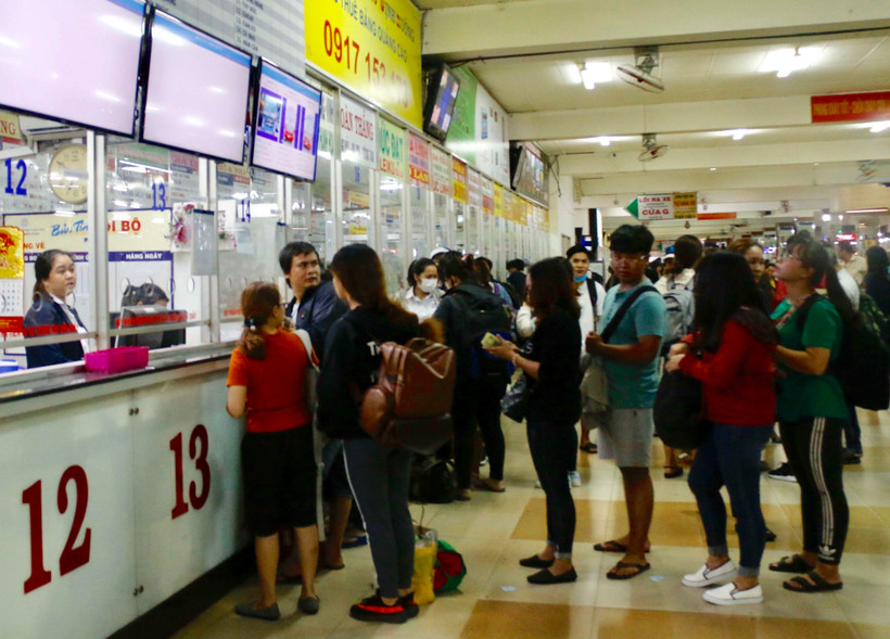 Nếu đặt vé xe qua ứng dụng VeXeRe.com, người dân sẽ tiết kiệm được nhiều thời gian xếp hàng mua vé. (Ảnh:Hoàng Hải/TTXVN)