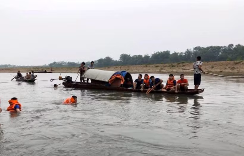 Lực lượng cứu hộ tìm kiếm các nạn nhân trong một vụ đuối nước. Ảnh minh họa. (Nguồn: TTXVN)