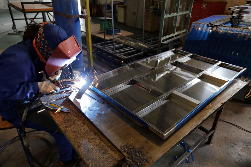 Sản xuất đồ gia dụng tại Công ty TNHH Xuân Hòa, Phúc Yên, Vĩnh Phúc. (Ảnh: Trần Việt/TTXVN)