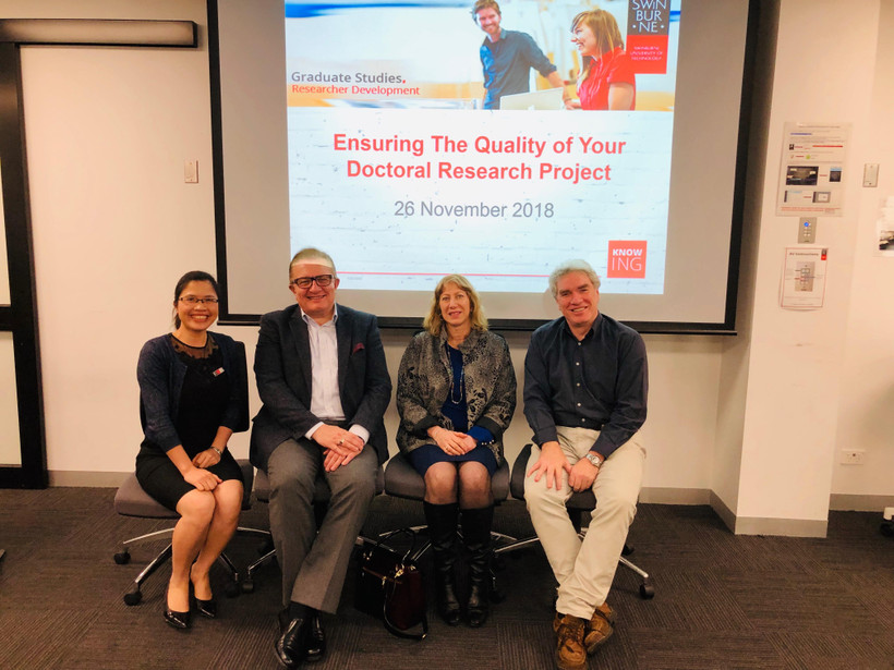 Tiến sỹ Nguyễn Thị Lan Hương (ngoài cùng bên trái), người sáng lập và điều hành chương trình iVANet-RDP