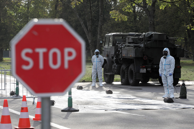 Chính phủ nhiều nước buộc phải áp dụng các biện pháp hạn chế nhằm ngăn ngừa đại dịch COVID-19, điều này đã khiến FDI toàn cầu sụt giảm mạnh. (Ảnh: PAP/TTXVN)