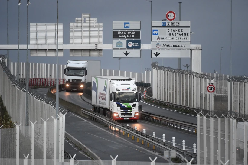 Xe tải chuyển hàng qua khu cảng thuộc Calais nằm giữa Pháp và Anh. (Ảnh: AFP/TTXVN)