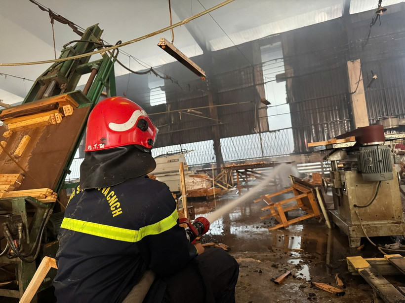 Lực lượng chức năng nỗ lực dập lửa tại công ty bị cháy. (Ảnh: TTXVN phát)