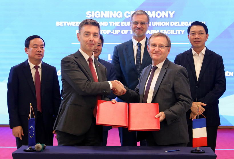 Lễ ký kết văn bản bổ sung vốn cho Quỹ WARM (Quản lý nước và tài nguyên thiên nhiên) giữa Ngài Đại sứ EU Julien Guerrier và ông Hervé Conan, Giám đốc AFD tại Việt Nam. (Ảnh: Trung Kiên/TTXVN)