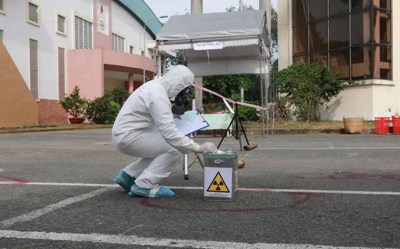 Lực lượng cán bộ Bộ Chỉ huy quân sự tỉnh Đồng Nai diễn tập niêm phong sau khi thu hồi nguồn phóng xạ. (Ảnh: Lê Xuân/TTXVN)