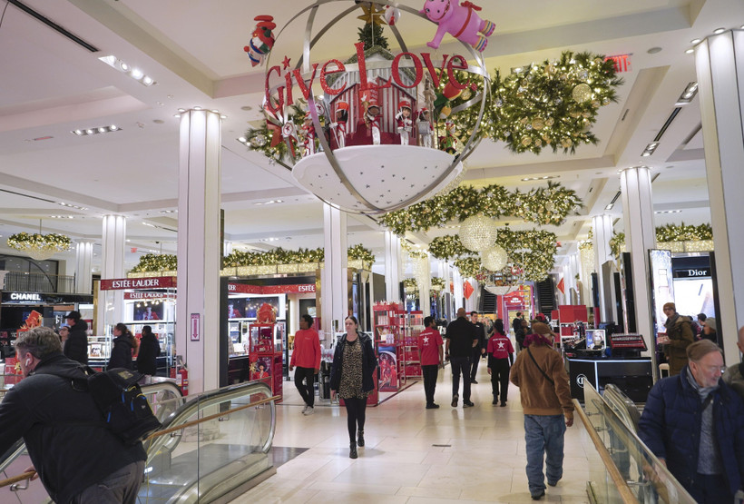 Người tiêu dùng mua sắm dịp Black Friday tại cửa hàng ở Virginia, Mỹ. (Ảnh: Kyodo/TTXVN)