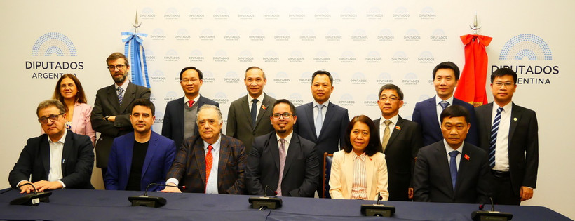 Đoàn công tác của Ủy ban Kinh tế Quốc hội Việt Nam chụp ảnh lưu niệm với nhóm Nghị sĩ hữu nghị Argentina-Việt Nam. (Ảnh: Diệu Hương/TTXVN)