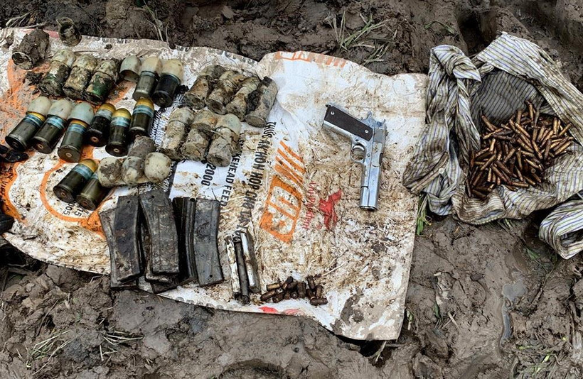 Toàn bộ số vũ khí được phát hiện trong quá trình cải tạo vườn. (Ảnh: TTXVN phát)