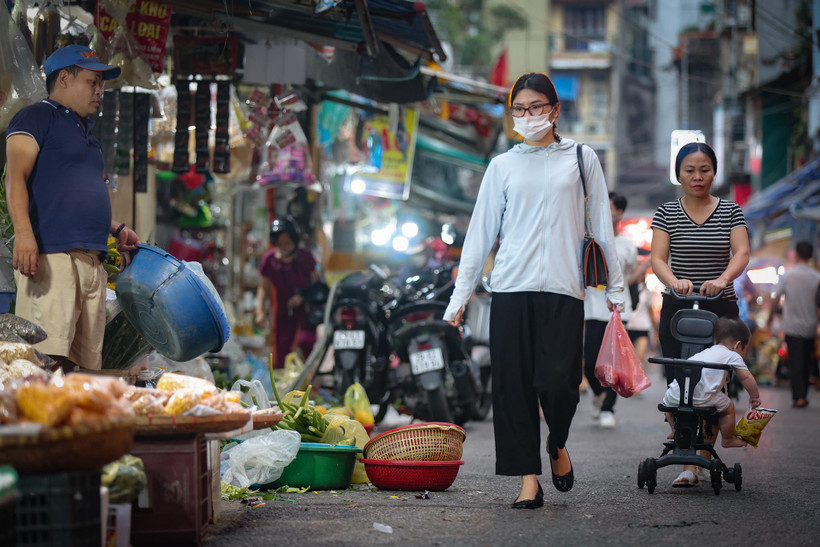 Người dân đang phải 'thắt bụng' chi tiêu trong bối cảnh bão giá hàng tiêu dùng. (Ảnh: Minh Hiếu/Vietnam+)