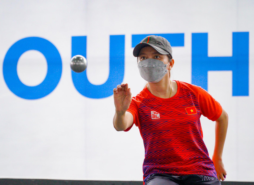 Các vận động viên đội tuyển bi sắt vẫn đang miệt mài tập luyện trước ngày thi đấu. (Ảnh: Minh Hiếu/Vietnam+)