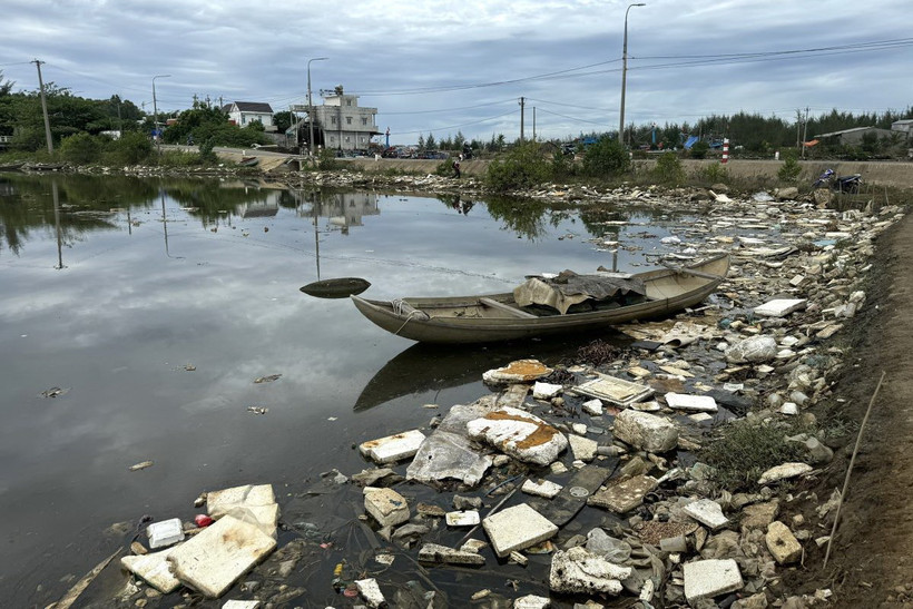Rác thải ùn ứ gây mất mỹ quan tại khu vực cửa sông Châu Me Đông chảy ra biển là Quốc lộ 24B (đoạn thuộc xã Bình Châu, huyện Bình Sơn). (Ảnh: TTXVN phát)
