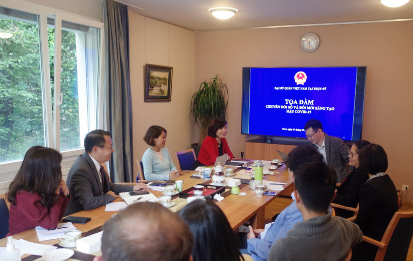 Tọa đàm khoa học với chủ đề Chuyển đổi số và đổi mới sáng tạo hậu COVID-19. (Ảnh: Tố Uyên/TTXVN)