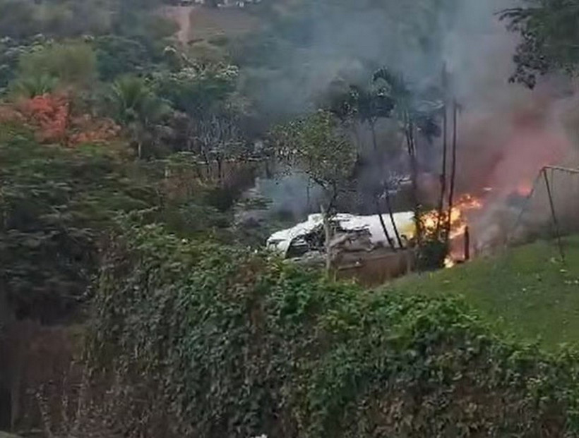 Máy bay bốc cháy sau khi rơi xuống thành phố Vinhedo, bang Sao Paulo, Brazil ngày 9/8/2024. (Ảnh: EPA/TTXVN)