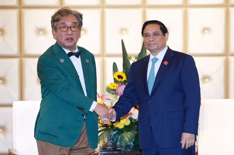 Thủ tướng Phạm Minh Chính tiếp Chủ tịch Ủy ban về Trung hoà Carbon và Tăng trưởng xanh Hàn Quốc Kim Sang-hyup. (Ảnh: Dương Giang/TTXVN)