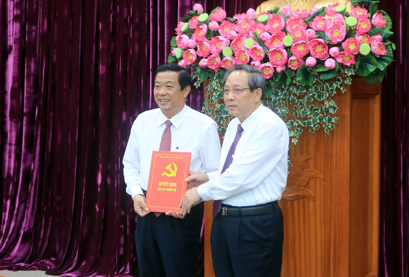 Phó Trưởng Ban Tổ chức Trung ương Hoàng Đăng Quang (phải) trao Quyết định chuẩn y ông Bùi Văn Nghiêm giữ chức Bí thư Tỉnh ủy Vĩnh Long nhiệm kỳ 2020-2025. (Ảnh: Phạm Minh Tuấn/TTXVN)