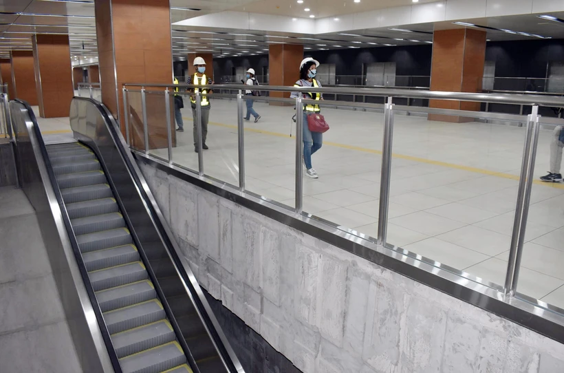 Thang máy cuốn dành cho hành khách đi từ tầng B1 xuống tầng B2 ga Nhà hát Thành phố. (Ảnh: Tiến Lực/TTXVN)