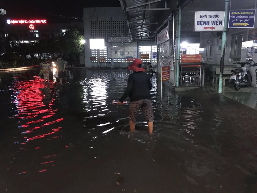 Mưa gây ngập nhiều khu vực trong Bệnh viện Đa khoa Khu vực huyện Hóc Môn. (Ảnh: TTXVN phát)