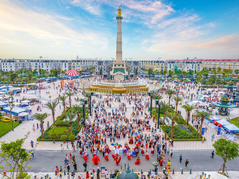 Quảng trường Kinh đô Ánh sáng rộng 3,2 ha với cột tượng Thần Ánh sáng cao 50 m là biểu tượng cho sự thịnh vượng của Vinhomes Ocean Park 2 nói riêng và toàn Ocean City nói chung