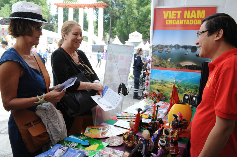 Khách tham quan gian hàng của Việt Nam. (Ảnh: Việt Hùng/TTXVN) 