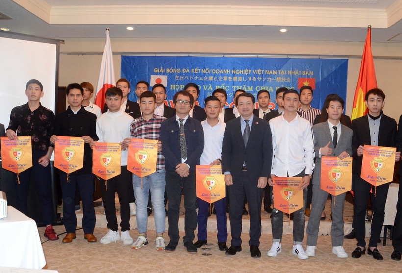 Ban tổ chức và các đội bóng chụp ảnh lưu niệm. (Ảnh: Thành Hữu/TTXVN) 