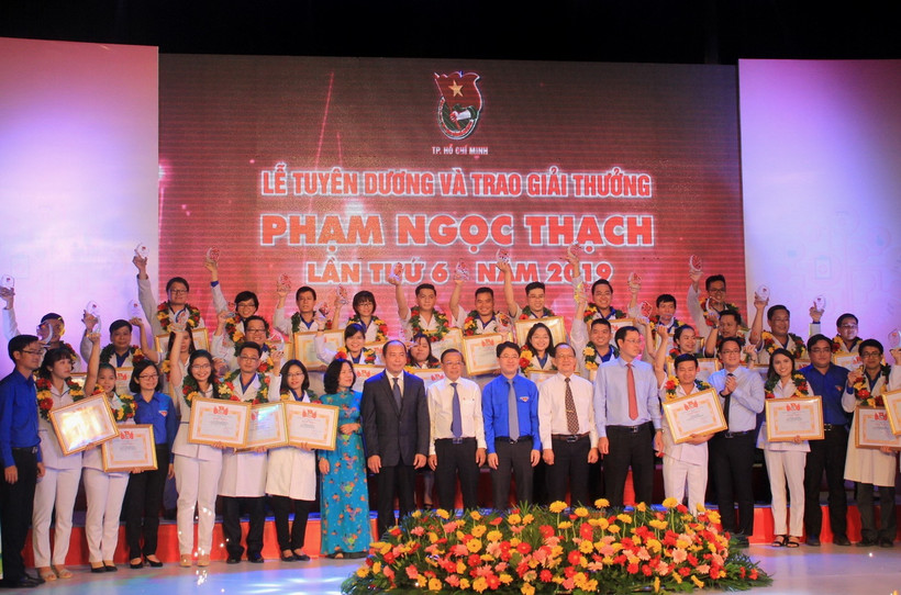 Trong ảnh: Trao tặng Giải thưởng Phạm Ngọc Thạch cho các thầy thuốc trẻ tiêu biểu năm 2019. Ảnh: Xuân Dự - TTXVN 