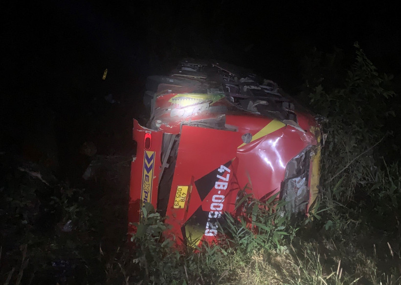 Hiện trường vụ tai nạn xe khách ở huyện Đăk Glei (tỉnh Kon Tum). (Ảnh: TTXVN phát)