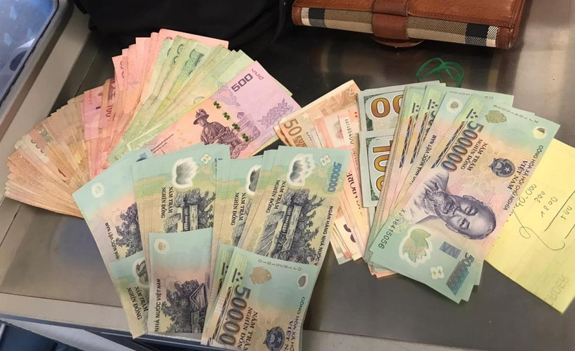 Hành khách bỏ quên tài sản trên chuyến bay của Vietnam Airlines. (Ảnh: CTV/Vietnam+)