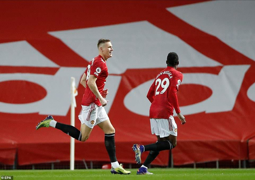Scott McTominay (trái) thăng hoa giúp M.U lên tốp 3. (Nguồn: EPA)
