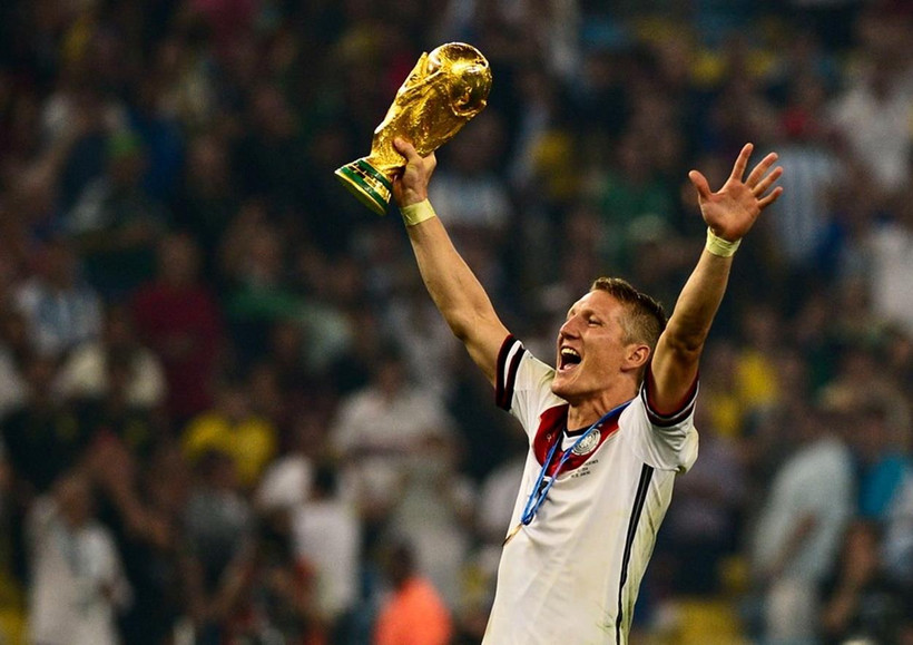 Schweinsteiger giải nghệ sau 17 năm gắn bó.