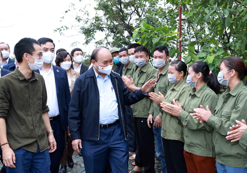 Chủ tịch nước Nguyễn Xuân Phúc với các xã viên Hợp tác xã Sinh Dược, xã Gia Sinh, huyện Gia Viễn. (Ảnh: Thống Nhất/TTXVN)