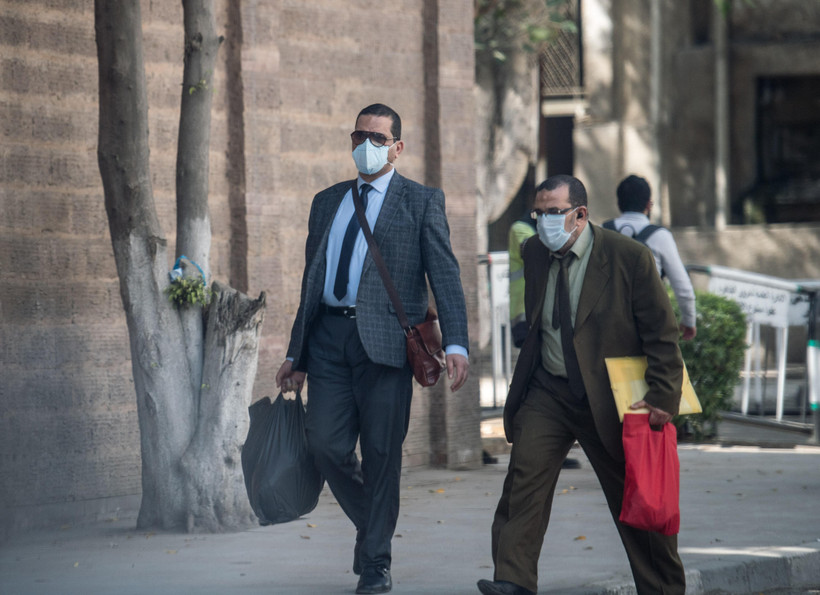 Người dân đeo khẩu trang phòng lây nhiễm COVID-19 tại Cairo, Ai Cập ngày 7/4/2020. (Ảnh: THX/TTXVN)