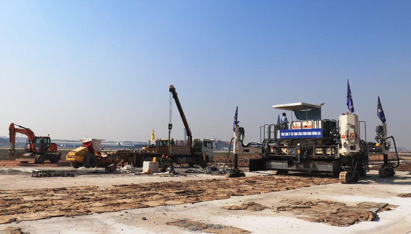Dự án cải tạo, nâng cấp đường cất hạ cánh 1A, đường lăn cảng hàng không quốc tế Nội Bài sẽ hoàn thành trước Tết Nguyên đán 2022. (Ảnh: Việt Hùng/Vietnam+)