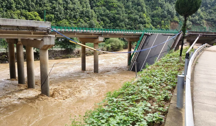 Hiện trường vụ sập cầu cao tốc ở huyện Tạc Thủy, thành phố Thương Lạc, tỉnh Thiểm Tây (Trung Quốc) ngày 20/7/2024. (Ảnh: THX/TTXVN)