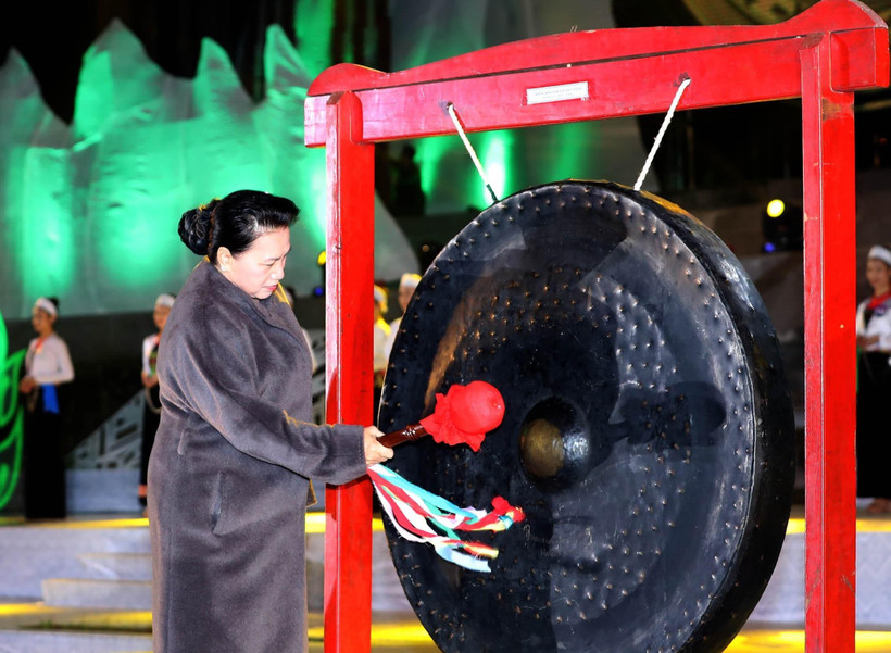 Chủ tịch Quốc hội Nguyễn Thị Kim Ngân đánh chiêng khai mạc Tuần Văn hóa, Du lịch tỉnh Hòa Bình năm 2019. (Ảnh: Trọng Đức/TTXVN)