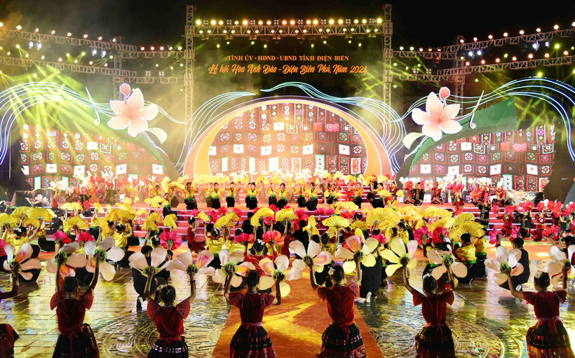 Tiết mục văn nghệ đặc sắc kết hợp biểu tượng hoa ban và hoa anh Đào với vòng đại xòe đặc trưng của người Thái. (Ảnh: Trung Kiên/TTXVN)