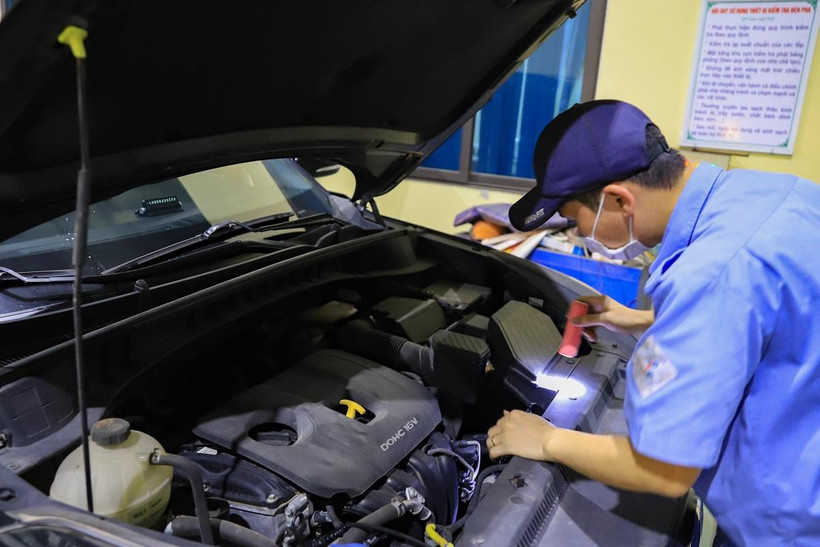 Nhân viên đăng kiểm tiến hành các quy trình kiểm định xe cơ giới. (Ảnh: Hoài Nam/Vietnam+)