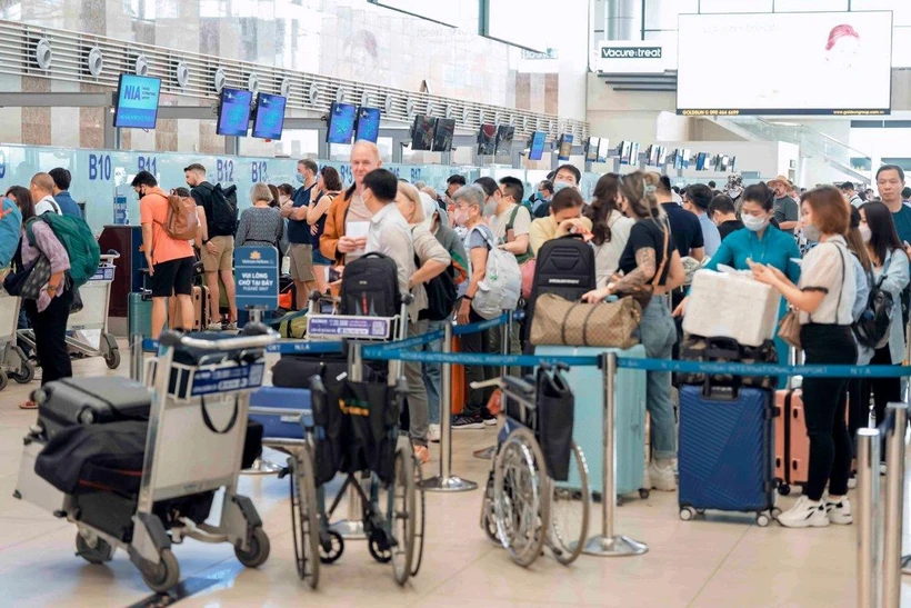 Khách làm thủ tục đông nhưng không có cảnh ùn ứ tại Nhà ga T1 Nội Bài. (Ảnh: CTV/Vietnam+)