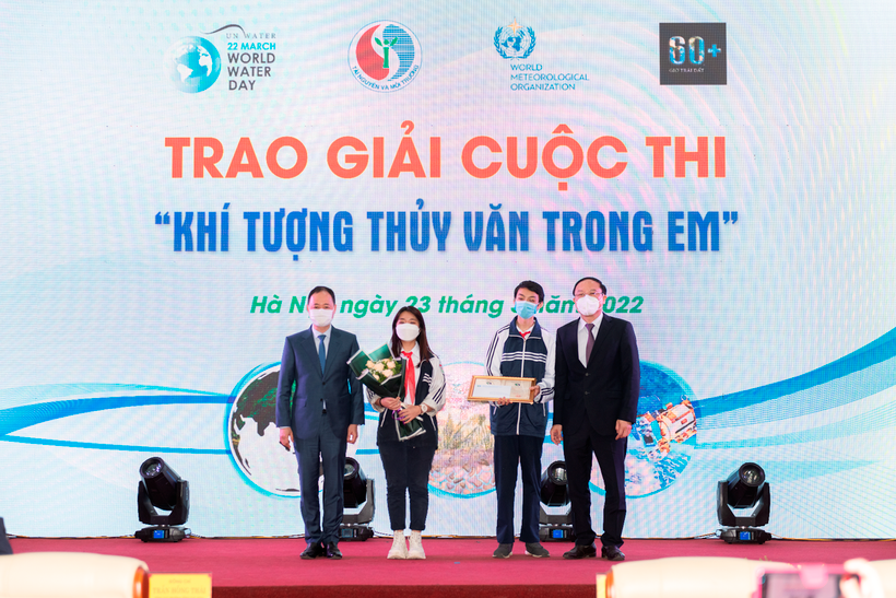 Đại diện Ban tổ chức trao giải nhất cho các tác giả. (Ảnh: Hùng Võ/Vietnam+)