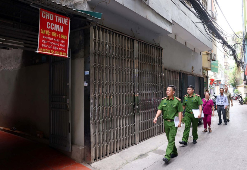 Tổ công tác liên ngành liên ngành phường Trung Hoà, quận Cầu Giấy kiểm tra công tác PCCC tại các cơ sở kinh doanh nhà trọ, chung cư mini. (Ảnh: Phạm Kiên/TTXVN)