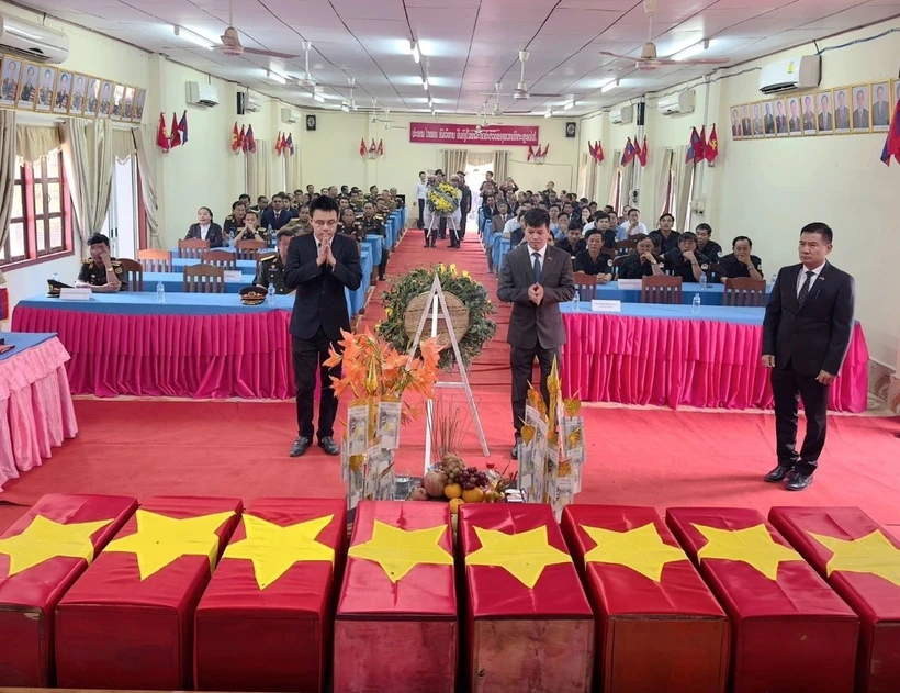 Các đại biểu thắp hương tưởng nhớ các liệt sỹ. (Ảnh: TTXVN phát)