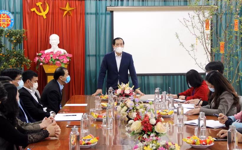 Phó Chủ tịch UBND tỉnh Lạng Sơn Dương Xuân Huyên phát biểu tại buổi kiểm tra trường THPT Dân tộc nội trú tỉnh Lạng Sơn. (Ảnh: Thái Thuần/TTXVN)