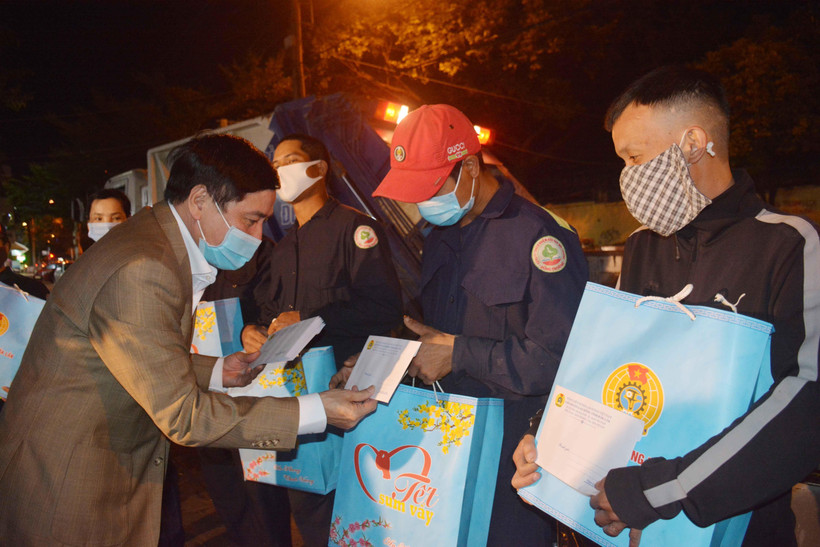 Bí thư Tỉnh ủy Đắk Lắk tặng quà Tết cho công nhân lao động, trẻ mồ côi, người già neo đơn. (Ảnh: Hoài Thu/TTXVN)