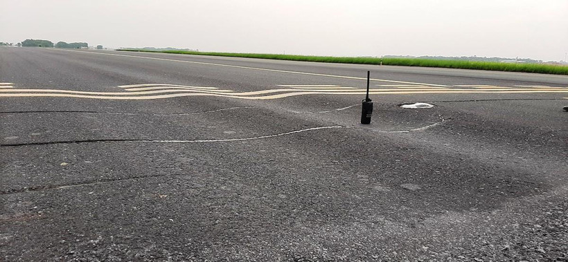 Đường lăn S3 tại sân bay Nội Bài bị hằn lún theo vệt bánh máy bay. (Ảnh: Việt Hùng/Vietnam+)