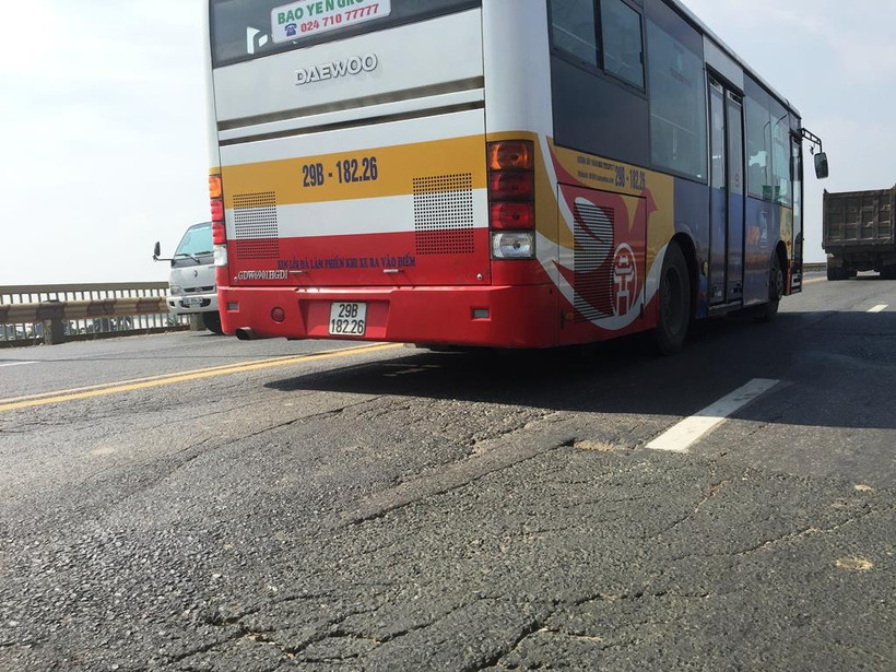 Dù đã trải quan nhiều đợt sửa chữa, những vết rạn nứt vẫn xuất hiện trên mặt cầu Thăng Long. (Ảnh: Việt Hùng/Vietnam+)