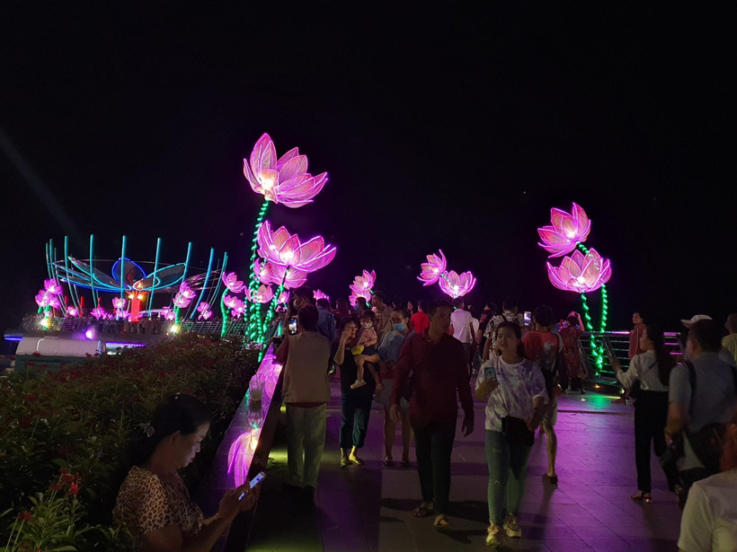 Các mô hình hoa đăng, vườn sen trong ngày hội. (Ảnh: Ánh Tuyết/TTXVN)