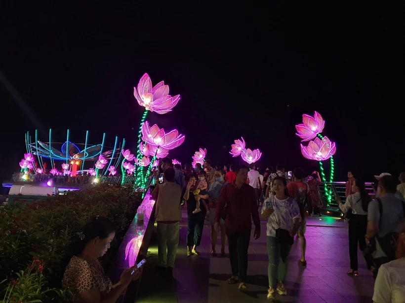 Các mô hình hoa đăng, vườn sen trong ngày hội. (Ảnh: Ánh Tuyết/TTXVN)