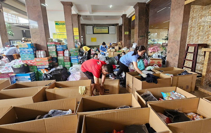 Người dân Lâm Đồng phân loại, đóng gói hàng cứu trợ cho đồng bào vùng lũ ở các tỉnh phía Bắc. (Ảnh: TTXVN phát)