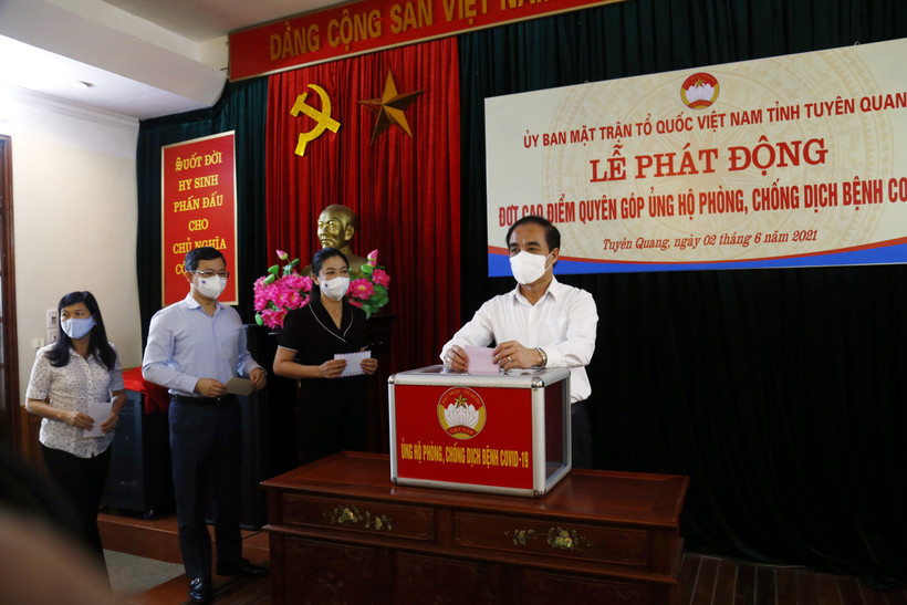 Đại diện lãnh đạo tỉnh ủy, UBND tỉnh cùng các ban, sở, ngành quyên góp ủng hộ phòng, chống dịch COVID-19. (Ảnh: Nam Sương/TTXVN)