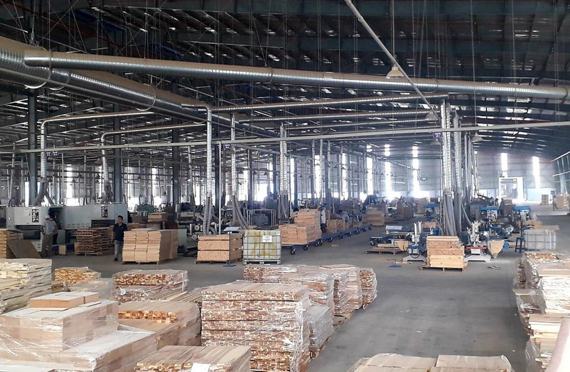 Sản xuất đồ gỗ tại Công ty TNHH MTV Triệu Phú Lộc, thị xã Tân Uyên, Bình Dương. (Ảnh: Chí Tưởng/TTXVN)